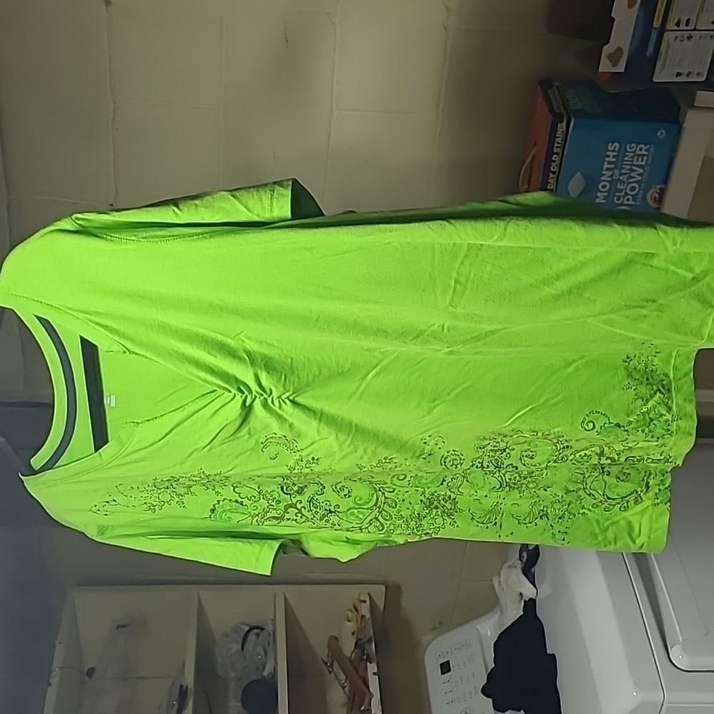 Top by S and B active green with design size 3x